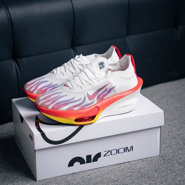 330 核心私 Nike Air Zoom Alphafly Next%整体采用前作的设计语言，并且对后者的细节进行升级，马拉松和长距离路跑的性能极限设计而生。