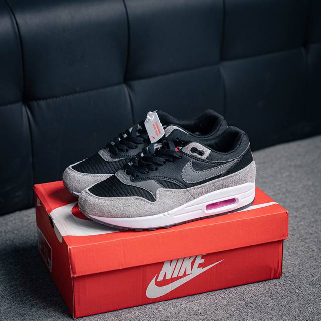 270 核心私 Nike Air Max 1 耐克气垫 缓震 耐磨运动鞋 鞋身材质均选择皮革 织物 麂皮多种材质覆盖 保证质感的前提下 层次感也相当不错 带有开