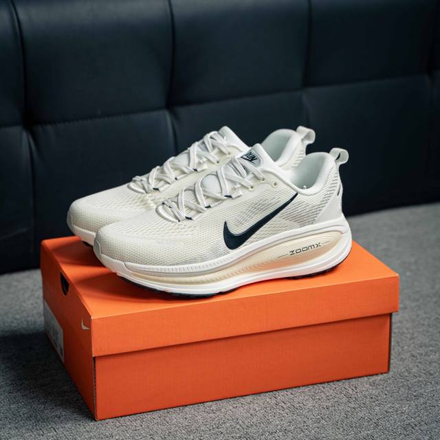 270 核心私 耐克Nike Zoom Vomero 18 马拉松复古跑五代休闲运动慢跑鞋 厚底老爹鞋。采用环保纤维革饰片组合网眼布鞋面材质 升级正确后跟Tpu