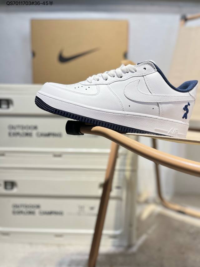 200 耐克 Nike Air Force 1 '07空军一号 百搭休闲运动板鞋。柔软、弹性十足的缓震性能和出色的中底设计，横跨复古与现代的外型结合，造就出风靡