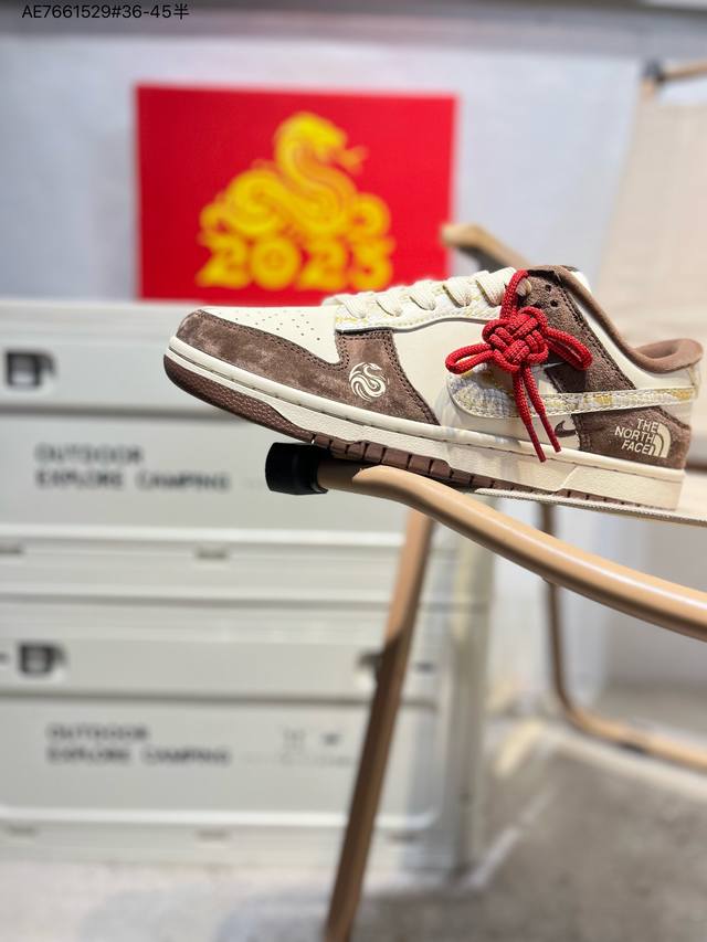 350 Nk Dunk Low Cdg联名 三方联名 Sb低帮休闲板鞋 #美国著名户外品牌与日本东京设计师川久保玲Cdg联合打造街头滑板鞋，有北面雪山简约的风格