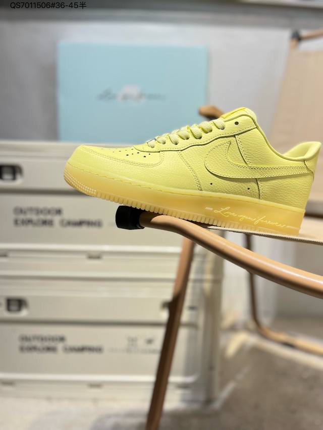 200 耐克 Nike Air Force 1 '07空军一号 百搭休闲运动板鞋。柔软、弹性十足的缓震性能和出色的中底设计，横跨复古与现代的外型结合，造就出风靡