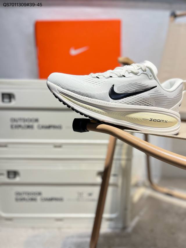 200 Nike Vomero 18 耐克 舒适减震防滑 低帮跑步鞋 全掌Reactx泡绵中底 前掌和后跟还配备了Air Zoom气垫单元 据说跑起来更快更舒适