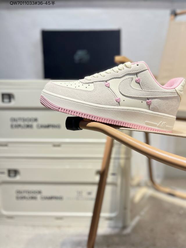 180 耐克 Nike Air Force 1 '07空军一号 百搭休闲运动板鞋。柔软、弹性十足的缓震性能和出色的中底设计，横跨复古与现代的外型结合，造就出风靡