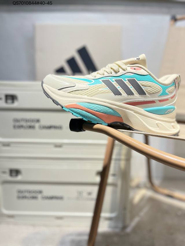 200 Adidas/阿迪达斯 升级原楦开发版型，采用纤维革组合透气网眼布鞋面材质，中底搭载Lightstrike 2.0缓震科技，外置马牌防滑耐磨橡胶大底又一