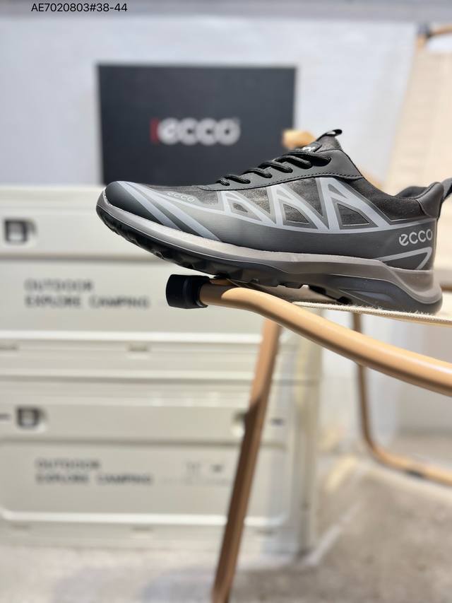 350 Ecco爱步男鞋轻便透气舒适耐穿 亲肤吸汗舒适内里 防滑防磨 持久干爽 简约粗绳系带 穿脱更加方便 柔韧防滑大底 鞋底立体凹槽 凹凸花纹加持 增强防滑减