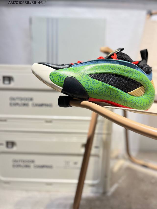 260 Adidas Harden Vol. 8 全新配色 鞋舌部分设计独特，设有便于抓取的拉带，使得穿脱鞋子变得简便鞋后跟处的缓震设计其实际功能是为了提供更好