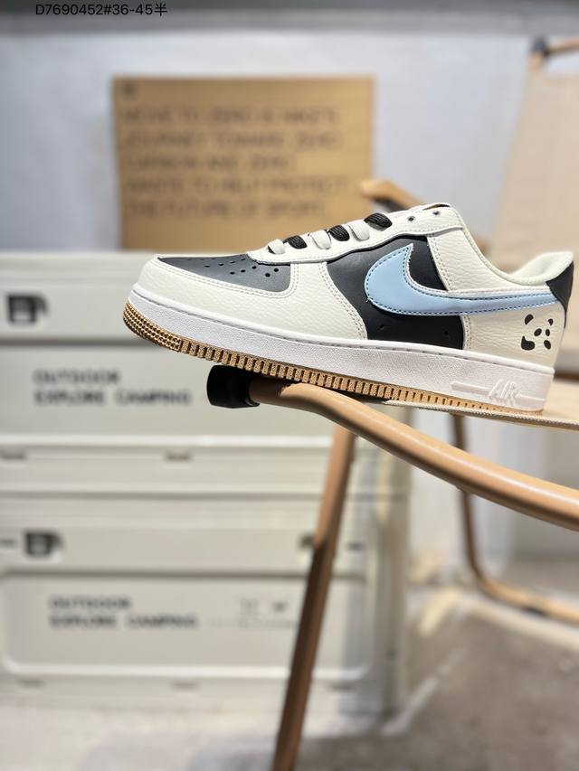 100 年底工厂套现清仓特价耐克 Nike Air Force 1 '07空军一号 百搭休闲运动板鞋。柔软、弹性十足的缓震性能和出色的中底设计，横跨复古与现代的