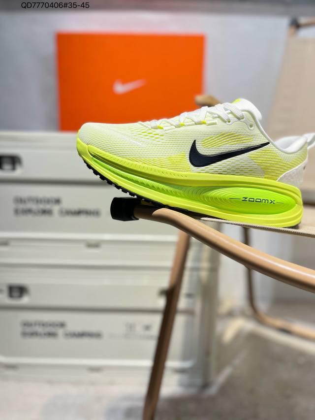 230 Nike Vomero 18 耐克 舒适减震防滑 低帮跑步鞋 全掌Reactx泡绵中底 前掌和后跟还配备了Air Zoom气垫单元 据说跑起来更快更舒适