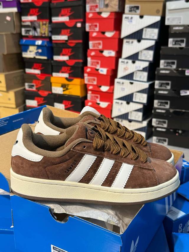 120 (麓皮刷色感拉满 顶级性价比天花板) Adidas Originals Campus 00S 小面包 鞋身采用绒面皮料搭配白色常规皮革，质感上还是延续了