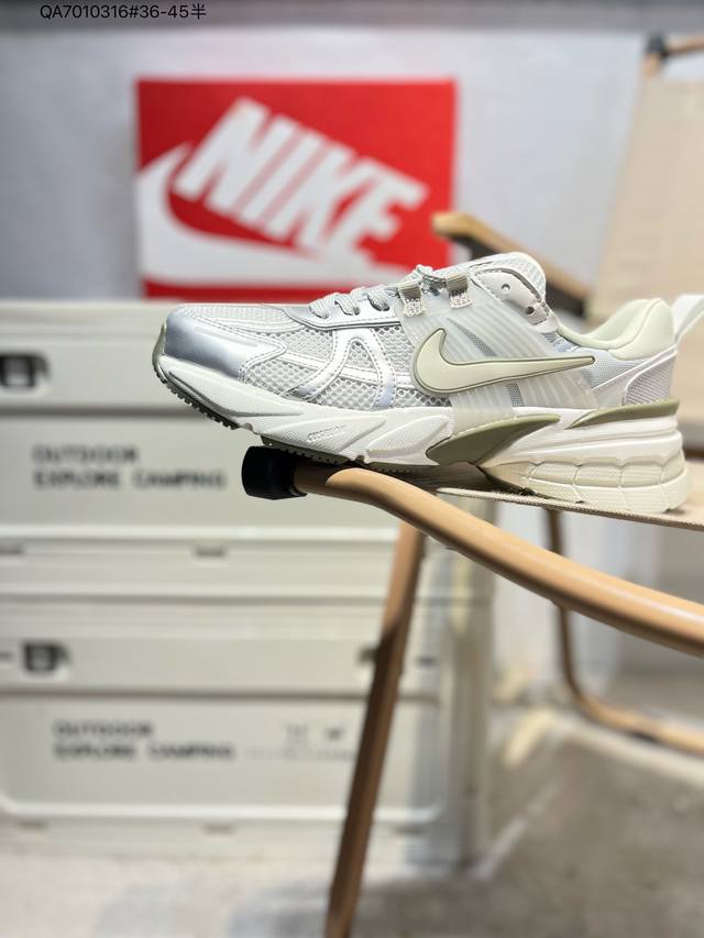 160 Nk V2K Runtekk 减震防滑低帮 复古老爹鞋跑步鞋 鞋款被命名为 Runtekk 设计上借鉴了 2000 年的跑鞋风格 配色上以金属银为主调