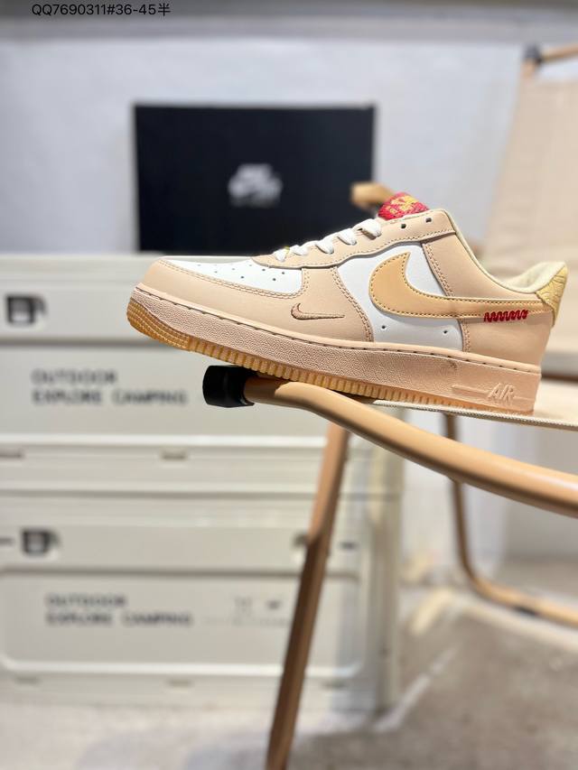140 耐克 Nike Air Force 1 '07空军一号 百搭休闲运动板鞋。柔软、弹性十足的缓震性能和出色的中底设计，横跨复古与现代的外型结合，造就出风靡