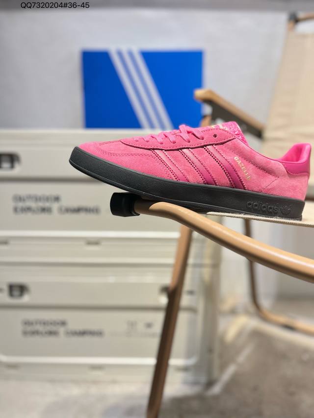 140 Adidas Originals Gazelle 复古舒适 低帮 板鞋 男女同款 粉色 简约大方的造型设计，给人以随性休闲的时尚格调，穿着舒适轻便，运动