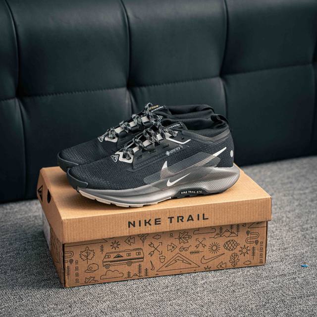 230 核心私 Nike Pegasus Trail 5 Gtx Next Nature 越野跑步鞋 登月兼顾迅疾外观和稳固脚感 后跟覆面和中足动态支撑巧妙融合