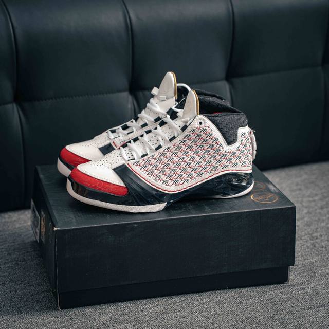 550 核心私 Air Jordan 23 All Star 全明星 Aj23 乔丹23代 高邦 黑白红 乔丹篮球鞋系列 鞋身采用黑白红的配色方案 大面积的黑色