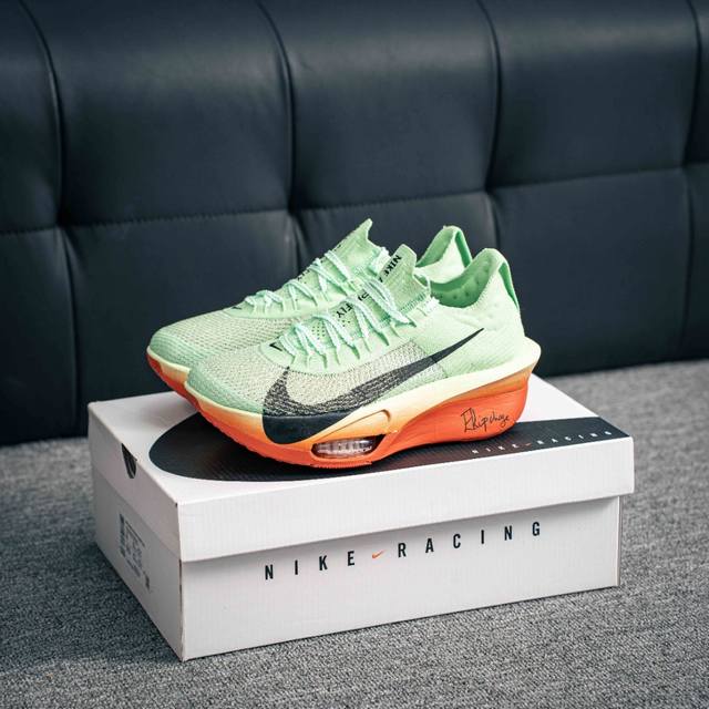 250 核心私 Nike Air Zoom Alphafly Next% Ek 整体采用前作的设计语言，并且对后者的细节进行升级，马拉松和长距离路跑的性能极限设