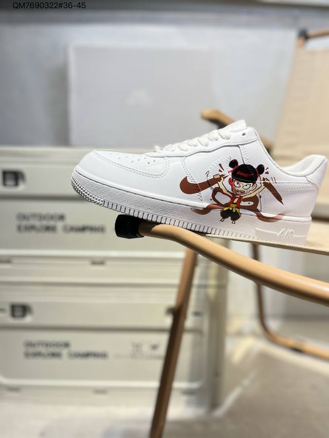 130 哪吒联名# 耐克 Nike Air Force 1 '07空军一号 百搭休闲运动板鞋。柔软、弹性十足的缓震性能和出色的中底设计，横跨复古与现代的外型结合