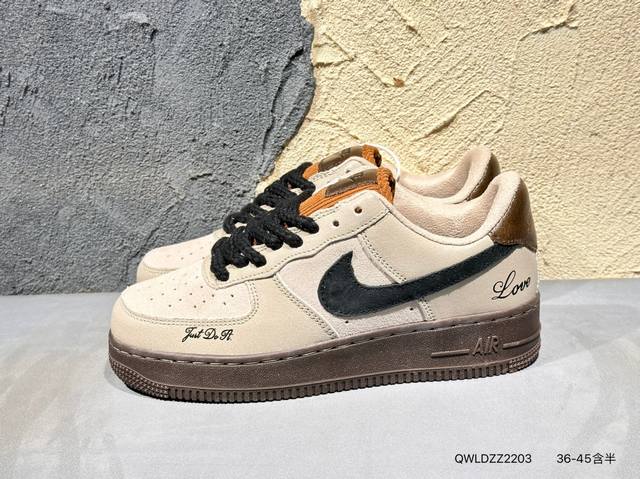 160 #新品上市实拍 耐克Nike Air Force 1‘07 空军一号低帮百搭休闲运动板鞋。柔软、弹性十足的缓震性能和出色的中底设计，横跨复古与现代的外型