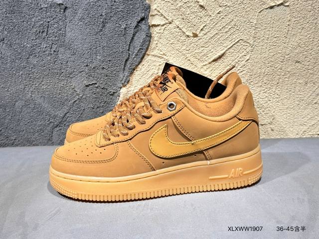 100 耐克Nike Sb Dunk Low Pro 复古低帮 休闲运动滑板板鞋。采用脚感柔软舒适Zoomair气垫，有效吸收滑板等极限运动在落地时带来的冲击力