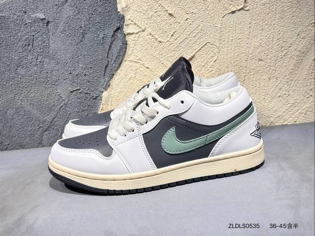90 #新品上市实拍 Air Jordan 1 Low 低帮 蓝柠檬 Aj1 乔丹1代 Aj1 乔1 低邦 蓝黄拼接 乔丹篮球鞋系列 鞋身采用蓝色皮革勾勒轮廓，