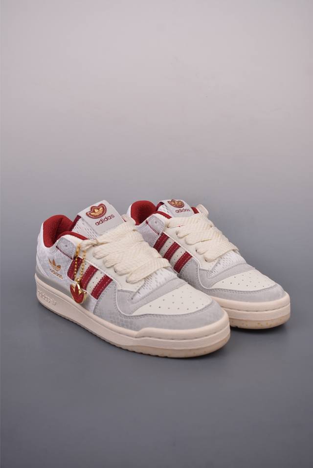 230 阿迪达斯 Adidas Forum Low Cl 低帮百搭潮流休闲运动板鞋 以复古篮球鞋的外形为基础 采用皮革拼接 简约百搭 更加贴合舒适 中底内侧网