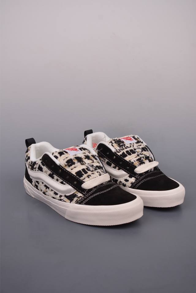 180 Vans Knu Skool 小香风奶牛白 舒适时尚防滑耐磨低帮休闲面包鞋 以简约优雅为特点，采用粗花呢、毛呢等质感面料，搭配金属链条、菱格纹或珍珠等