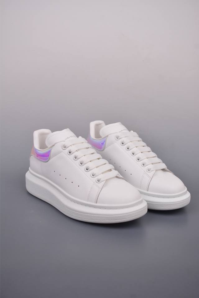 490 Alexander Mcqueen/亚历山大麦昆 经典松糕鞋厚底增高小白鞋 全套原版包装 配件齐全 官方一致 凹凸定制正品原盒包装 定制蓝色得物纸盒外
