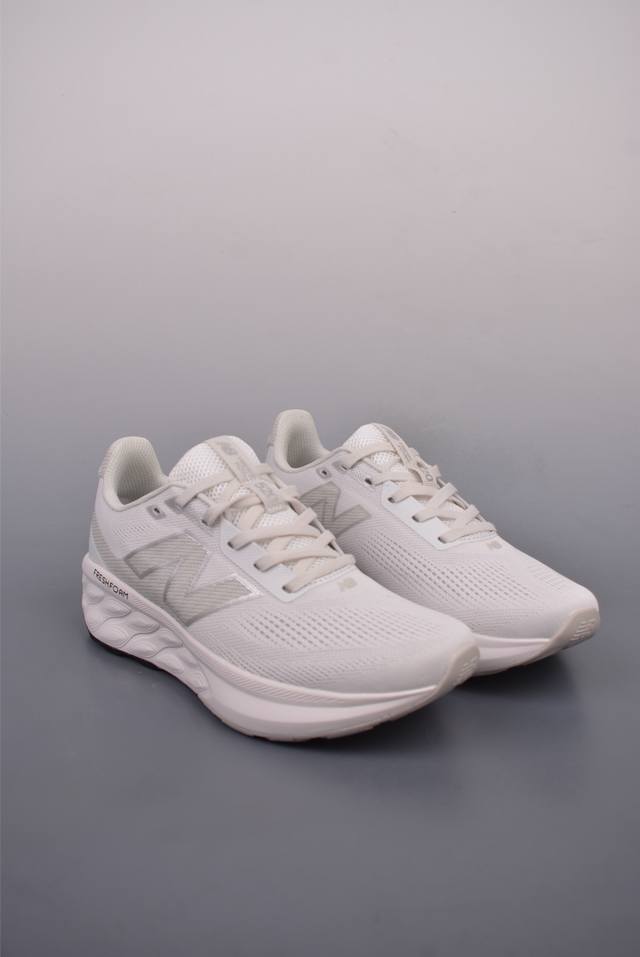 230 New Balance Nb Fuelcell Supercomp Nb跑步鞋 Fuelcell Supercomp Trainer采用Fuelcel