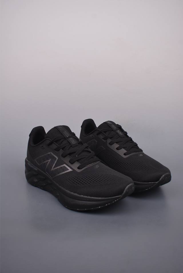 230 New Balance Nb Fuelcell Supercomp Nb跑步鞋 Fuelcell Supercomp Trainer采用Fuelcel