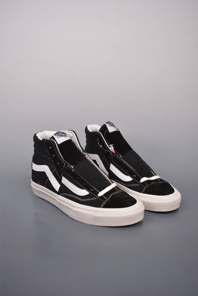 210 Vans Clash The Wall 经典解构高帮 致敬街头文化，挑战传统规则 此次全新系列融合Authentic、Old Skool、Sk8-Hi