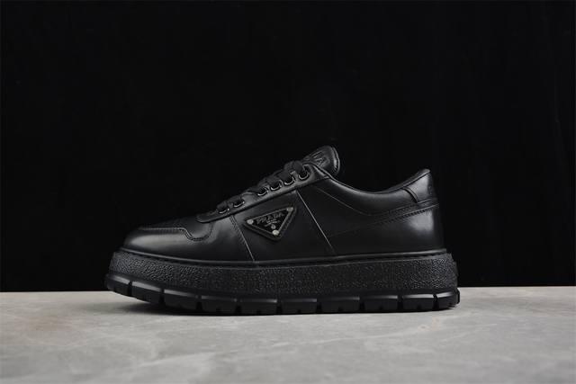 550 Prada 普拉达 2025Ss 厚底徽标系带运动休闲男鞋系列 全牛皮打造 属于奢侈品鞋型全鞋打版开发 鞋底单独开模订制鞋垫部分区别常规板鞋款式 采用针