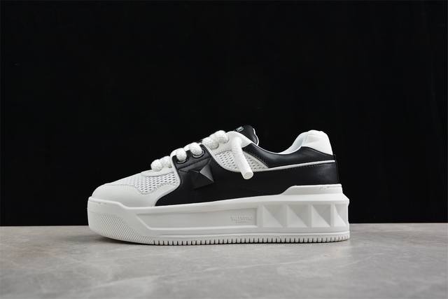 550 Valentino 华伦天奴 Rockstud Untitled 休铆钉小白鞋 杨洋 关晓彤等众多明星同款 软羊皮低帮运动鞋 经典百搭款绗缝格纹与铆钉