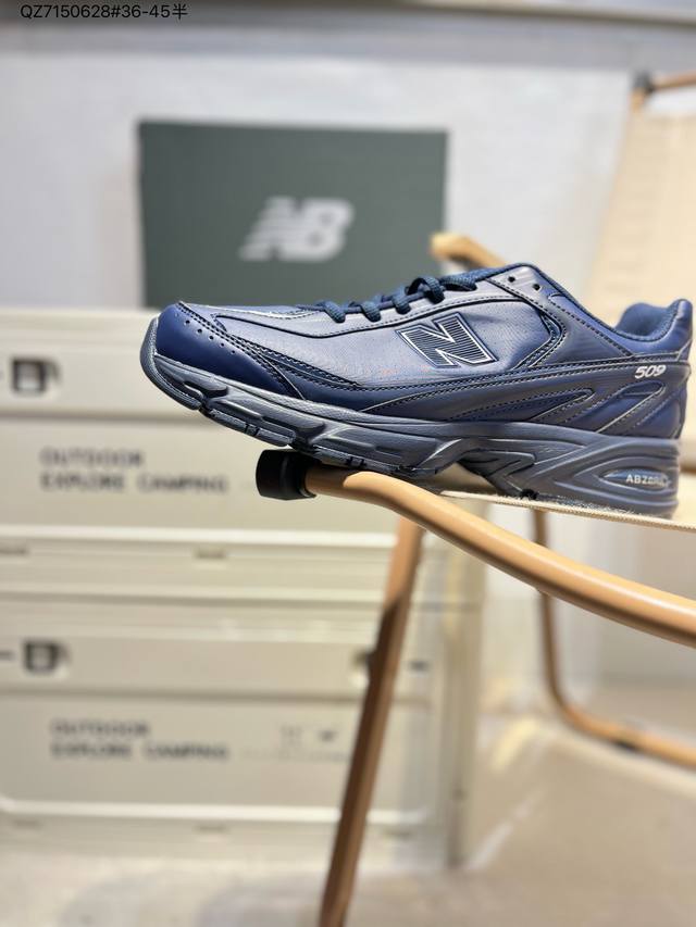 170 New Balance 推出了全新鞋款。这次复刻的 U509 是基于他们经典档案中的 Nb509 跑鞋，赋予其全新的现代设计。虽然保留了原有的轮廓，但也