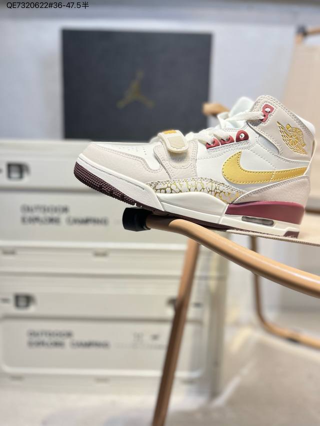 220 Air Jordan Legacy 312 乔丹篮球鞋系列 号称 “最强三合一” 的 Jordan Legacy 312，自然有着杂交结合的设计，它的名