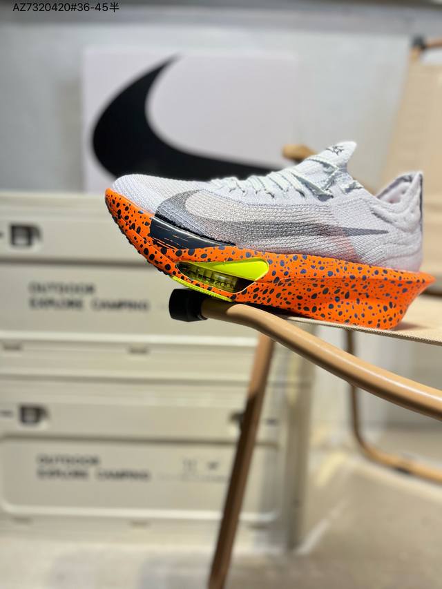 300 Nike Air Zoom Alphafly Next%整体采用前作的设计语言，并且对后者的细节进行升级，马拉松和长距离路跑的性能极限设计而生。 货号: