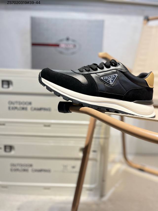 460 Prada(普拉达)专柜同步上市， 新款男鞋、面料精选原版小牛皮，。头层进口丝绸牛皮内里。原版牛里垫脚！原版开模防滑Pu大底，精美线条、简约大气，上脚感