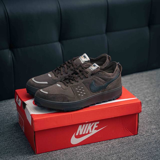 250 核心私 Nike C1Ty 耐克街头潮流休闲鞋 #整体配色简洁而经典，展现出低调和沉稳的气质。鞋面网布和绒面材质带来层次感，白色的 Swoosh 标志和