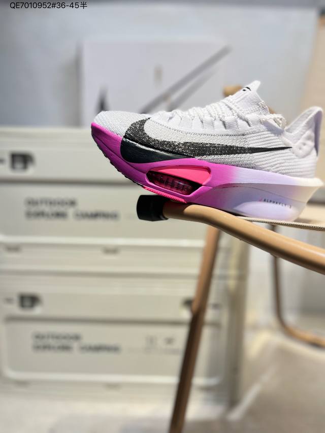220 Nike Air Zoom Alphafly Next% 整体采用前作的设计语言，并且对后者的细节进行升级，马拉松和长距离路跑的性能极限设计而生。Fd8