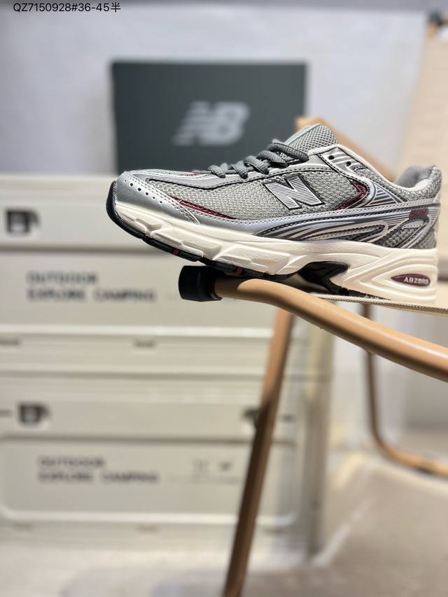 170 New Balance 推出了全新鞋款。这次复刻的 U509 是基于他们经典档案中的 Nb509 跑鞋，赋予其全新的现代设计。虽然保留了原有的轮廓，但也