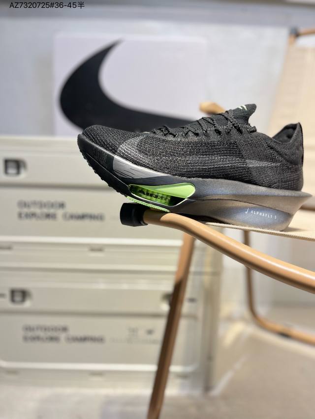 300 Nike Air Zoom Alphafly Next% 整体采用前作的设计语言，并且对后者的细节进行升级，马拉松和长距离路跑的性能极限设计而生。Hv6
