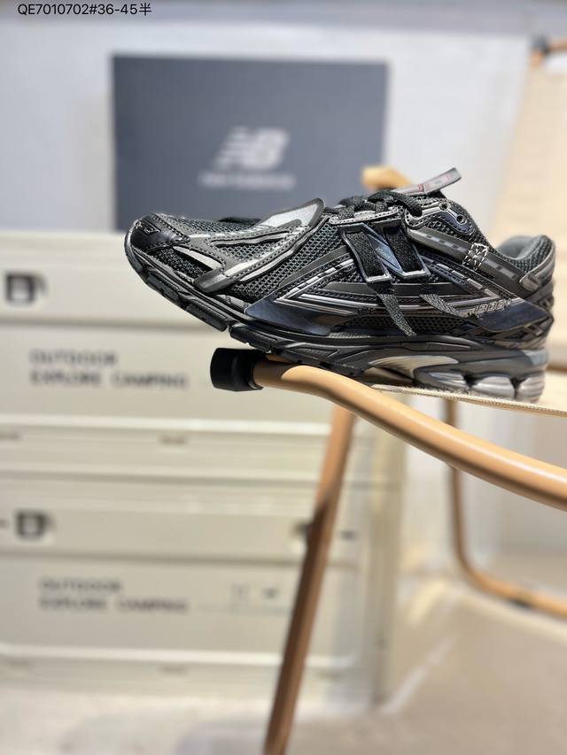 220 New Balance 1906系列复古老爹风休闲鞋 #采用轻质牛剖革拼接透气网眼衬垫织物鞋面材质 T-Beam大底提供足步弓支撑，保持步态稳定 后跟搭