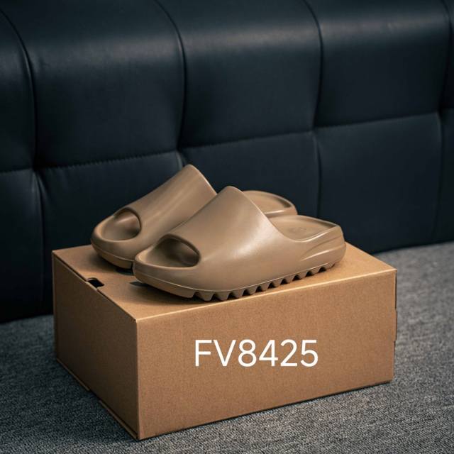 120 核心私 Adidas 阿迪Original Yeezy Slide 侃爷椰子拖鞋 原档案开模 采用进口高弹原料（区别普通发泡底）设计主打简约高街 延续了