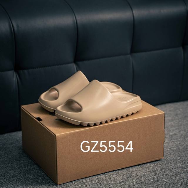 120 核心私 Adidas 阿迪Original Yeezy Slide 侃爷椰子拖鞋 原档案开模 采用进口高弹原料（区别普通发泡底）设计主打简约高街 延续了