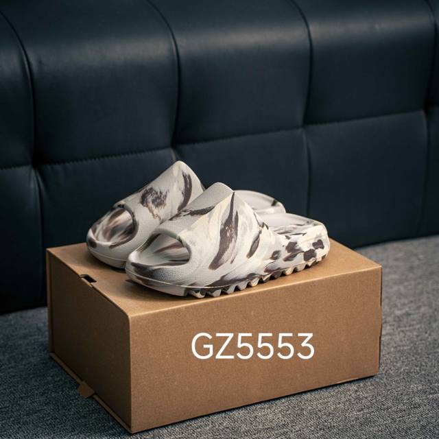 120 核心私 Adidas 阿迪Original Yeezy Slide 侃爷椰子拖鞋 原档案开模 采用进口高弹原料（区别普通发泡底）设计主打简约高街 延续了