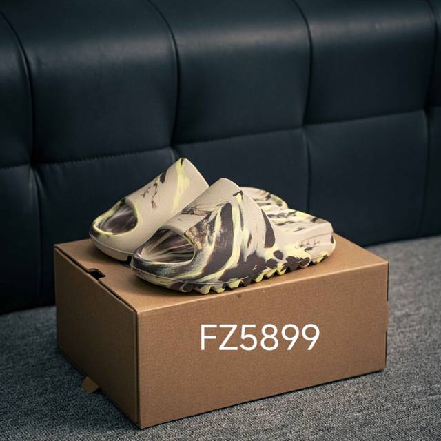 120 核心私 Adidas 阿迪Original Yeezy Slide 侃爷椰子拖鞋 原档案开模 采用进口高弹原料（区别普通发泡底）设计主打简约高街 延续了