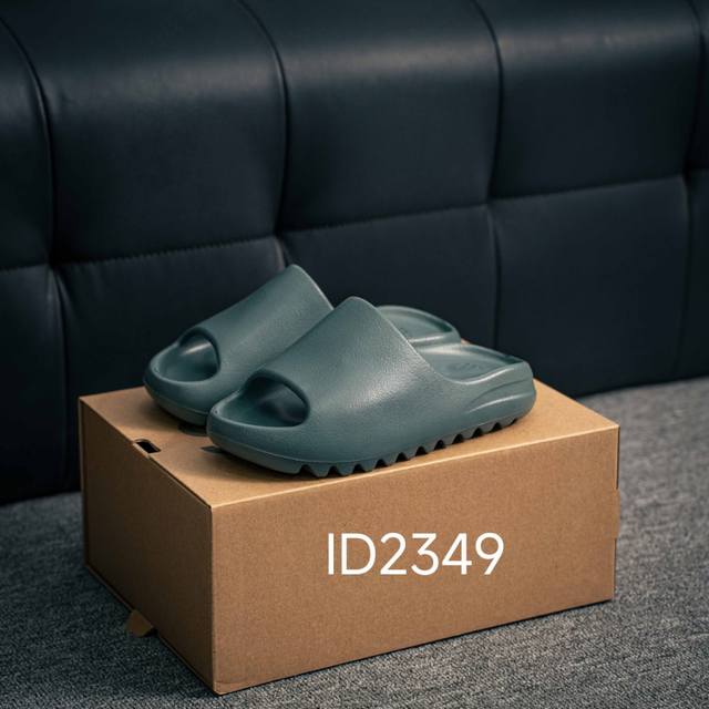 120 核心私 Adidas 阿迪Original Yeezy Slide 侃爷椰子拖鞋 原档案开模 采用进口高弹原料（区别普通发泡底）设计主打简约高街 延续了