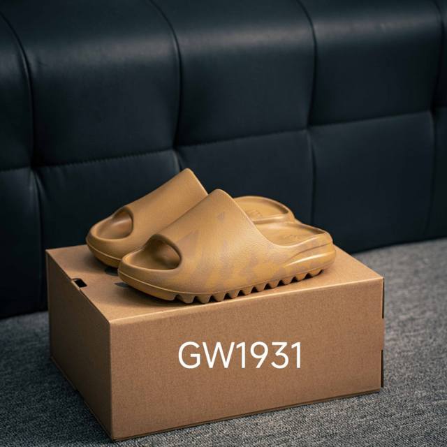 120 核心私 Adidas 阿迪Original Yeezy Slide 侃爷椰子拖鞋 原档案开模 采用进口高弹原料（区别普通发泡底）设计主打简约高街 延续了