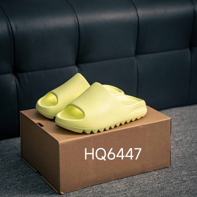 120 核心私 Adidas 阿迪Original Yeezy Slide 侃爷椰子拖鞋 原档案开模 采用进口高弹原料（区别普通发泡底）设计主打简约高街 延续了