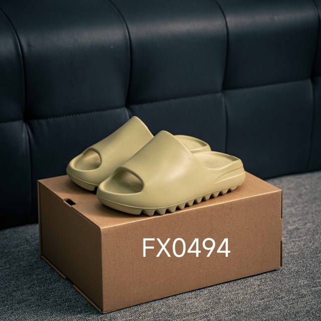 120 核心私 Adidas 阿迪Original Yeezy Slide 侃爷椰子拖鞋 原档案开模 采用进口高弹原料（区别普通发泡底）设计主打简约高街 延续了