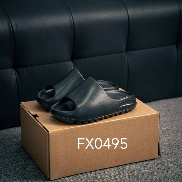 120 核心私 Adidas 阿迪Original Yeezy Slide 侃爷椰子拖鞋 原档案开模 采用进口高弹原料（区别普通发泡底）设计主打简约高街 延续了